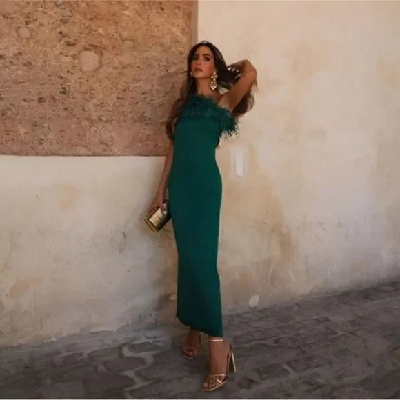 BLOGGER'S FAVENWT Zara - Green Feather Satin Effect Strapless Dress - www.eharrisgallery.com BLOGGER'S FAVENWT Zara - Green Feather Satin Effect Strapless Dress - www.eharrisgallery.com